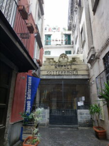 Vchod do neapolskeho podzemi